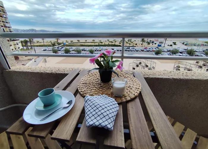 Holidays Beachfront Terrace & Sea Views * Empuriabrava